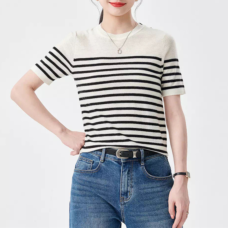 Summer knitted short sleeve T-shirt with a round collar