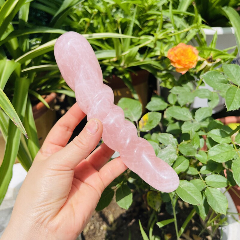 天然粉晶雕刻原石打磨水晶按摩棒 图 1