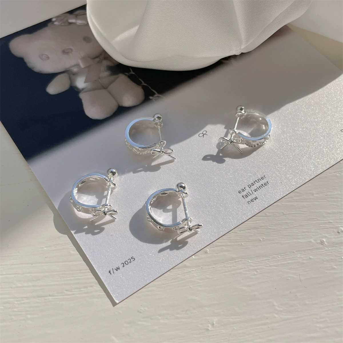 Серьги с бантом, универсальная модная серебристая застежка, в стиле Chanel, лёгкая роскошь, высококачественный стиль, простой и элегантный дизайн