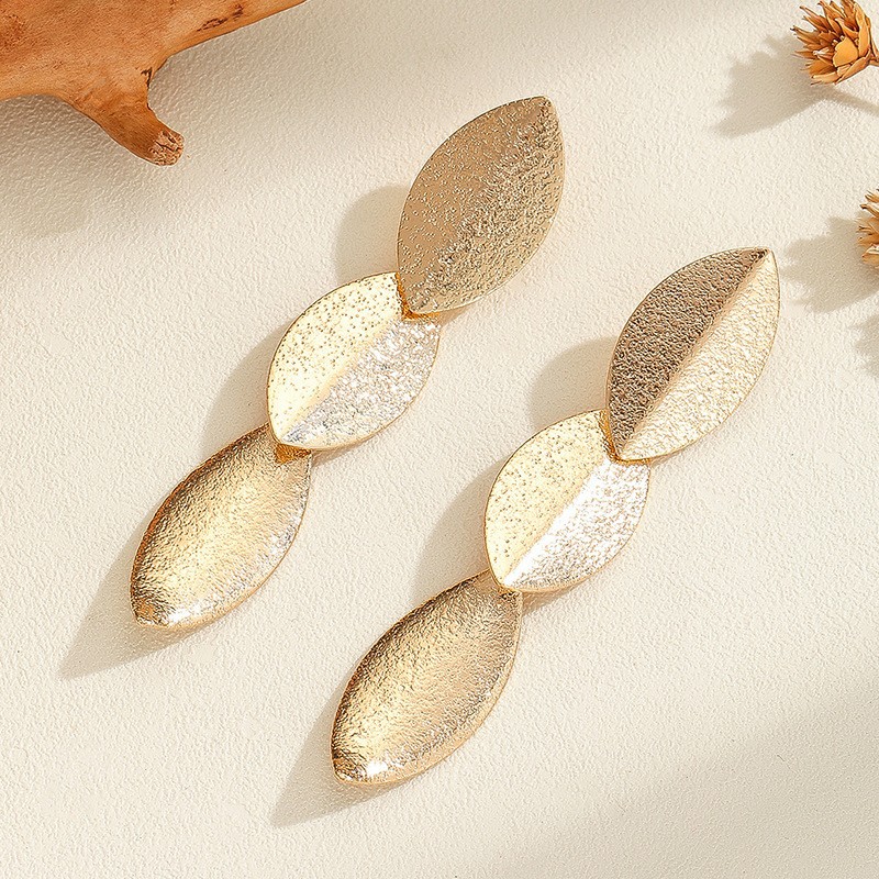 Pendientes de borla geométrica larga transfronteriza Pendientes de lujo ligero de temperamento salvaje dorado Pendientes de temperamento simple para mujer