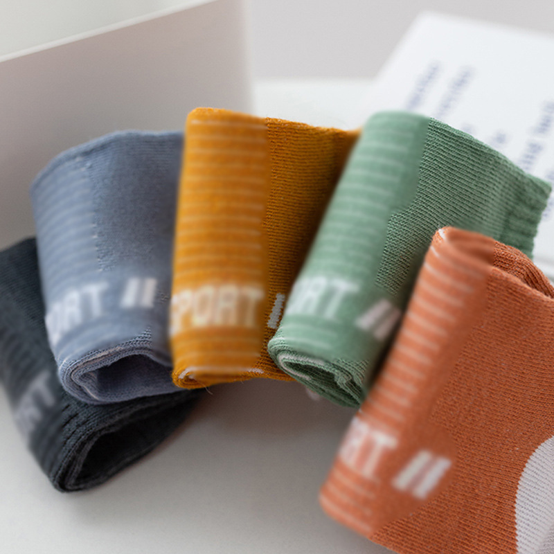 Calcetines invisibles para hombre estilo primavera y otoño con letras en bloques de color, calcetines cortos casuales invisibles de corte bajo para hombre, suministro al por mayor a precios bajos.