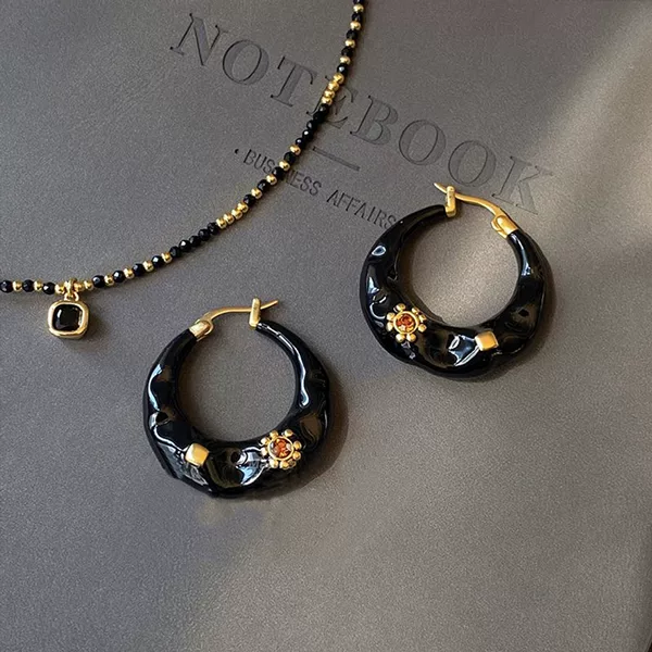 Cross-Border Black French Retro Earrings 2024 New Hong Kong Style Accessible Luxury High-End Earrings Earrings Niche Small Fragrance