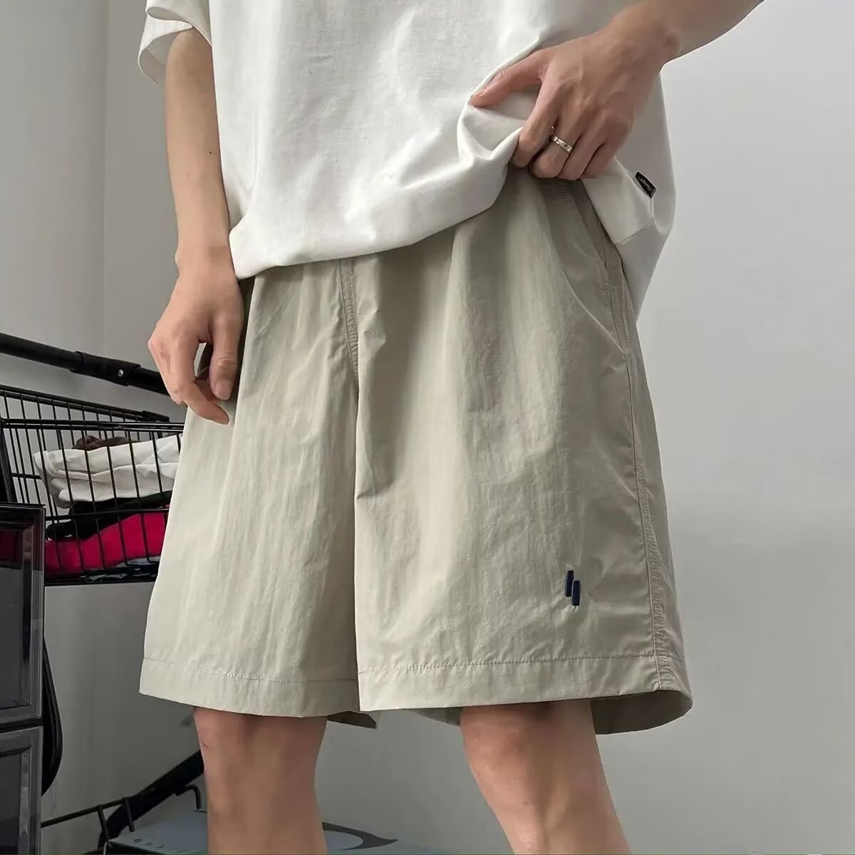 Camisas menos ropa verano nuevos pantalones cortos estadounidenses marca de moda para hombres estilo delgado sentido del diseño nicho holgado pantalones deportivos de gran tamaño