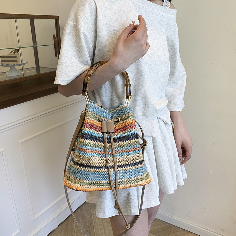 Bolso de cubo de vacaciones junto al mar 2025 nuevo bolso de bambú bolso de hombro de color de contraste tejido de paja bolso de mensajero para mujer de playa