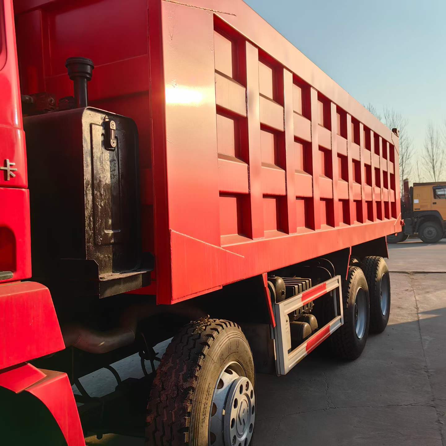 Export model: Shaanqi Delong 8x4 dump truck, 380 horsepower, oil pump, rear eight-wheel mining engineering vehicle, rear-tipping truck