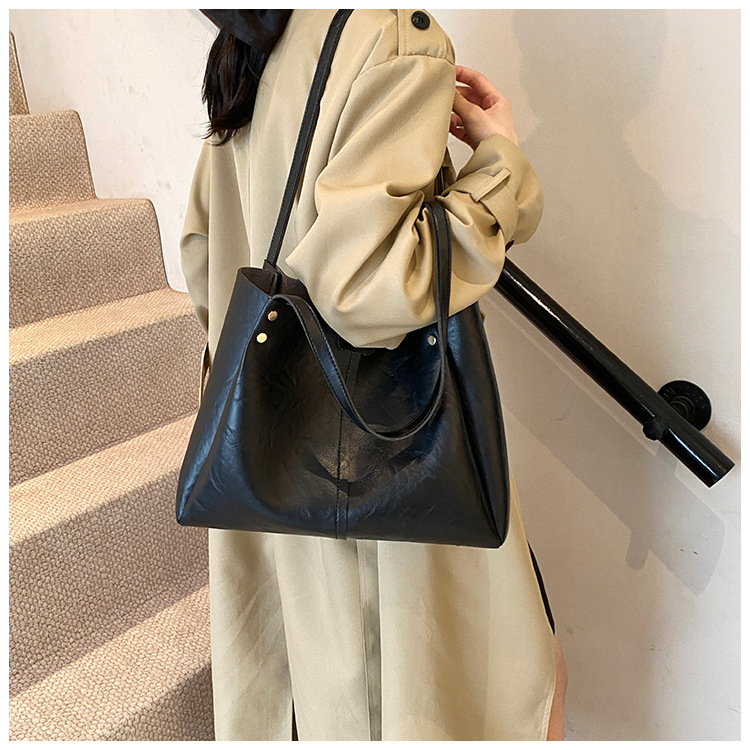 The new 2024 autumn collection features a retro, simple, large-capacity, solid-color, fashionable and individual single-shoulder underarm tote women's bag undefined
