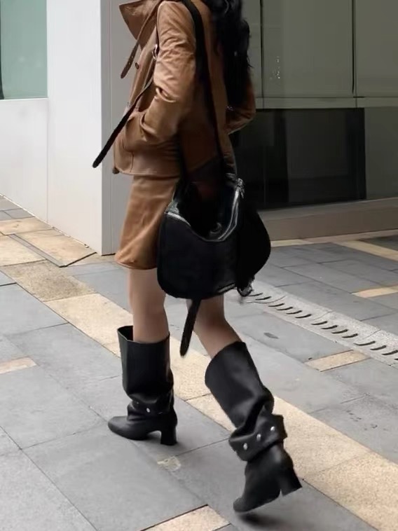 Doppelseitig abnehmbare Overknee-Stiefel aus Leder, brandneues Design mit verdickter Fersenniete, schmal geschnittene High-Top-Stiefel mit lockerer Passform. Neu Herbst/Winter 2025_voghion.com