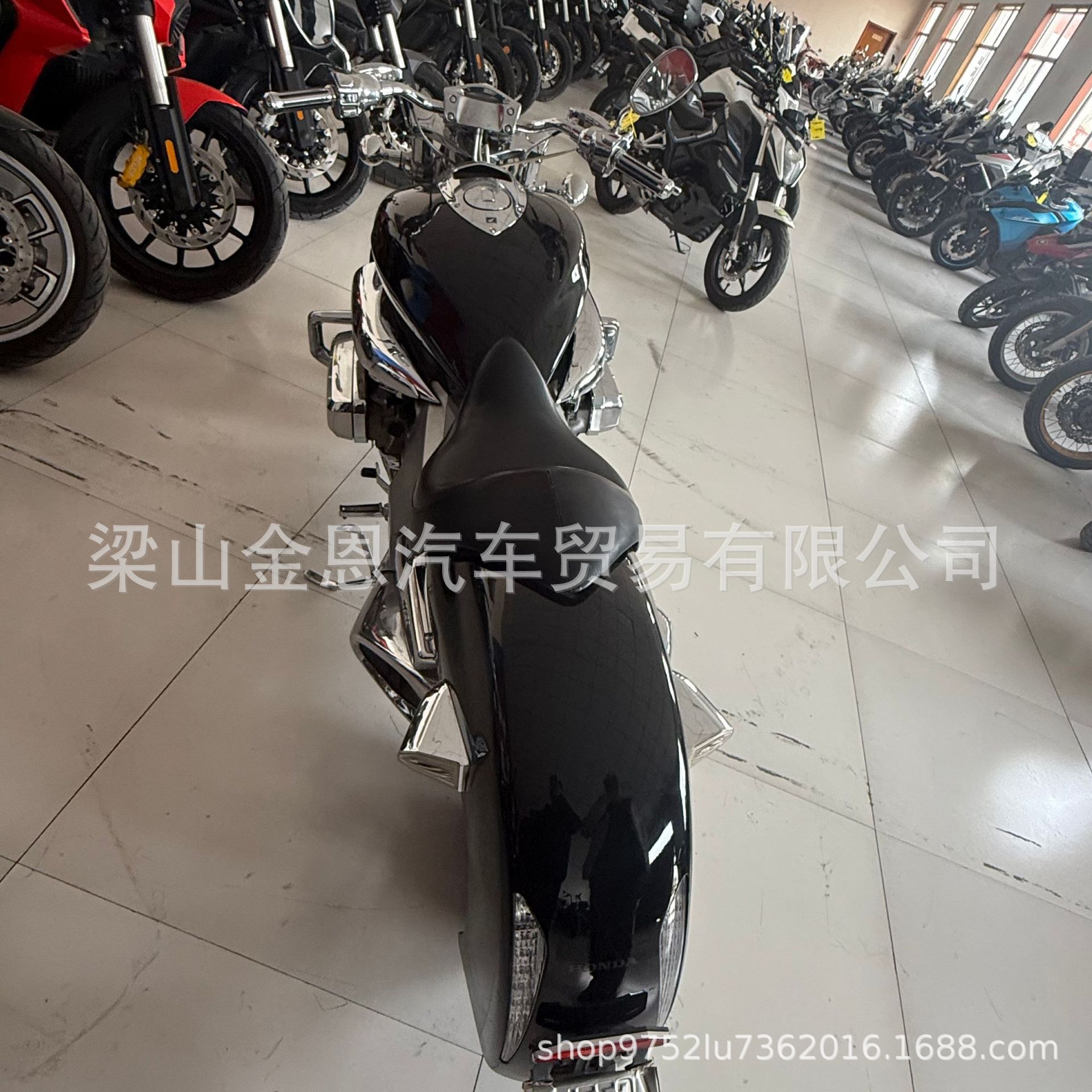 Manufacturer Exports 4*2 Cargo Transport Vehicles, 360-Horsepower Dump Trucks, and Motorcycles That Are Flexible, Sturdy, and Durable