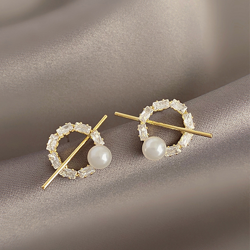 Korean Retro Pearl Earrings Gold Metal European And American Earrings Temperament Commuter Pearl Earrings display picture 2