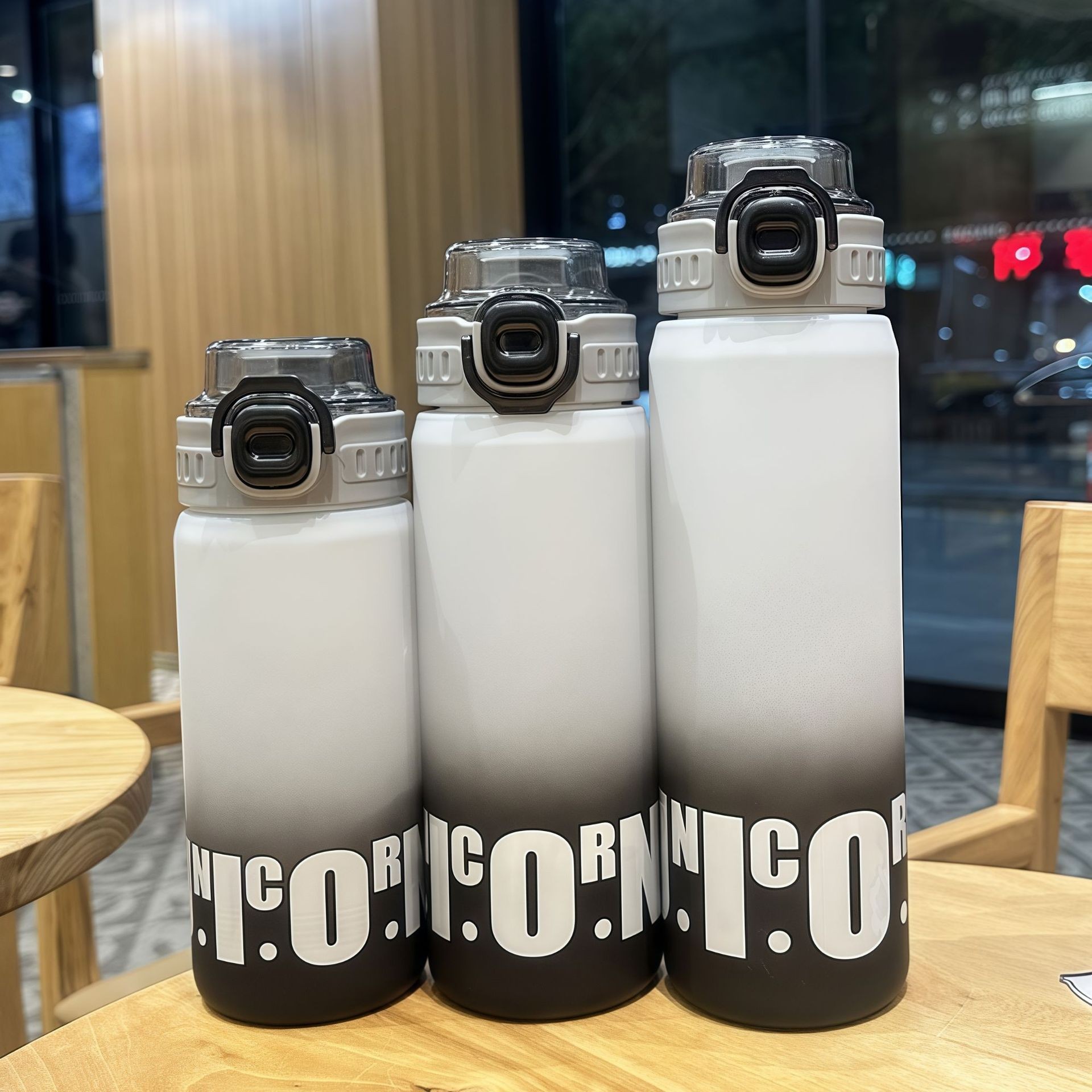 Sinbei transfronterizo taza de agua de plástico de color gradiente portátil para niños 950ml capacidad de estudiantes hervidor de agua al por mayor