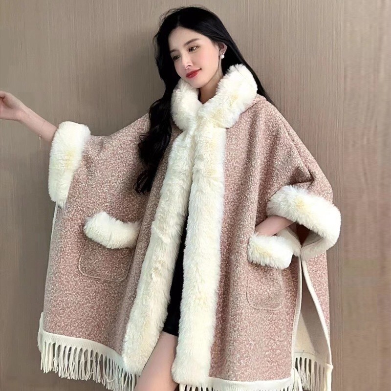 Karusnahast kraega keeb fliisist paksendatud kapuutsiga heledast siidist keeb pluss-suuruses villane mantel_voghion.com