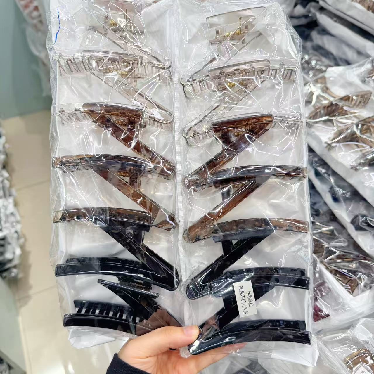 Amazon transfronteriza pintura de goma de gran tamaño clip de pelo espalda Cabeza de tiburón clip de pelo volumen multi horquilla dos yuanes accesorios para el cabello al por mayor