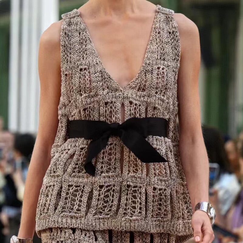 Special Offer: Xiaoxiang's New Summer V-Neck Lace-Up Hollow-Out Knit Vest for Women, Fashionable Design Camisole Top Special Offer: Xiaoxiang's New Summer V-Neck Lace-Up Hollow-Out Knit Vest for Women, Fashionable Design Camisole Top