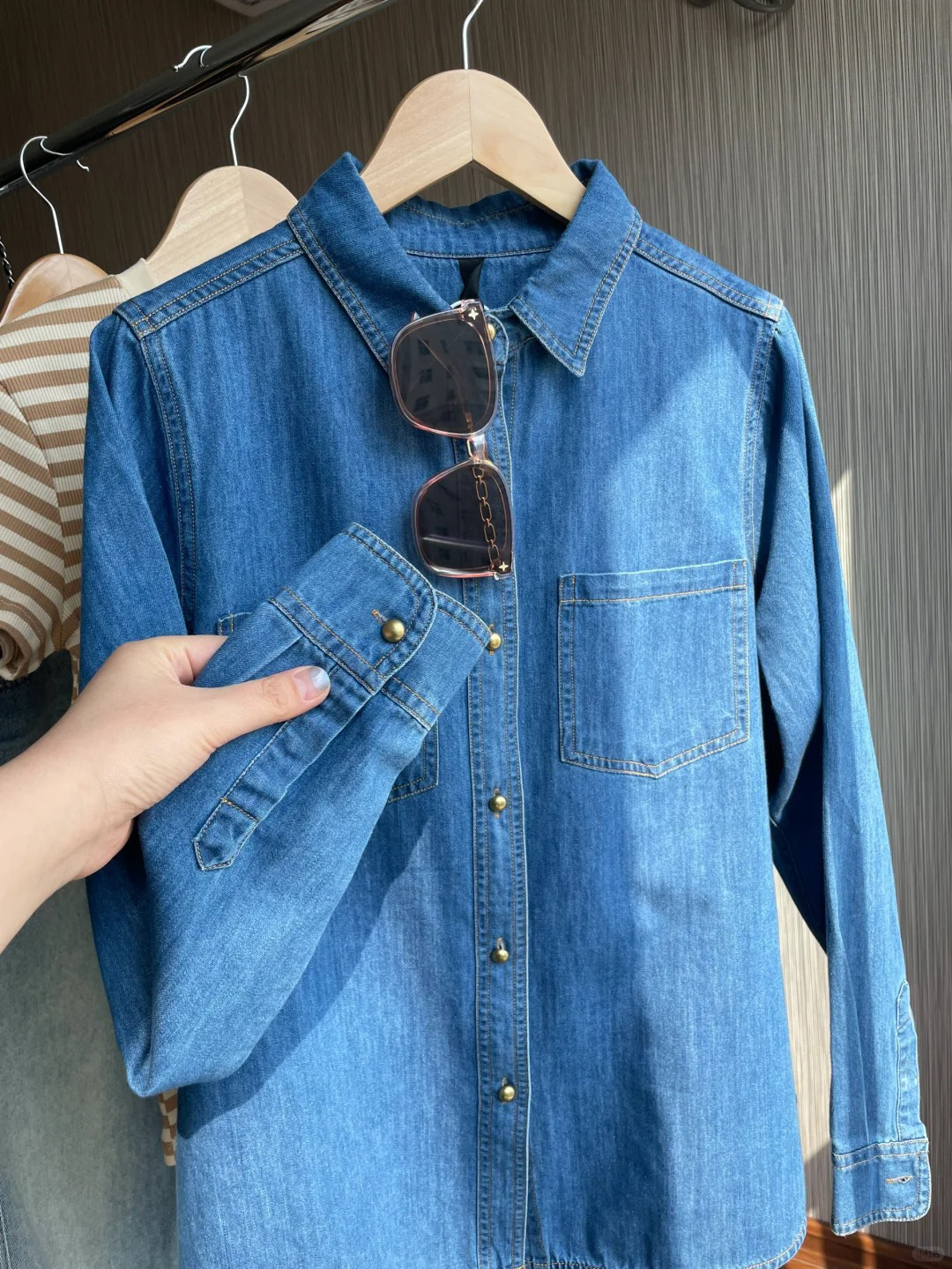 280g Weight Long Sleeve Sleeve Length Single Breasted Placket Type Regular Sleeve Sleeve Type Denim Fabric Type Regular Top Length Blouse Tops Type Holiday, Daily Occasion Wholesale Women's Casual Vintage Style Solid Color Long Sleeve Pocket Blouses