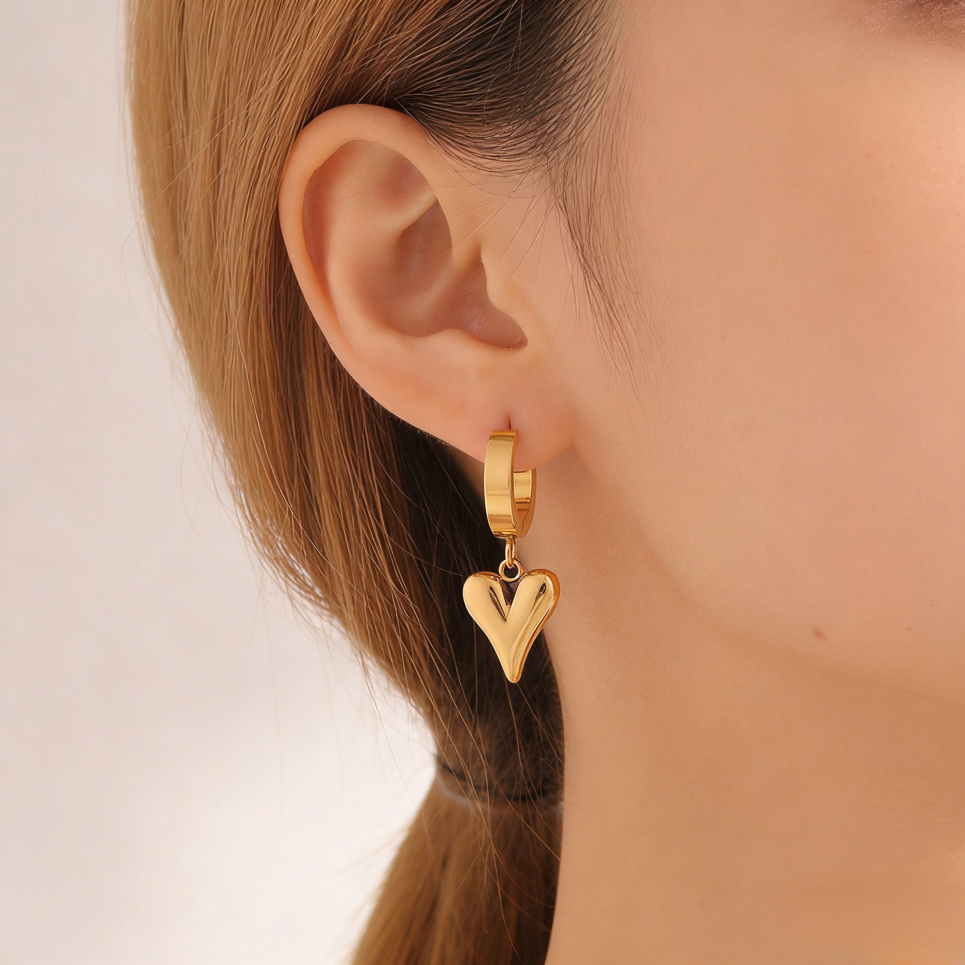 Pendientes de acero de titanio estilo coreano, de lujo ligero y alta gama para mujer, diseño de nicho de moda transfronteriza, pendientes de borla en forma de corazón.