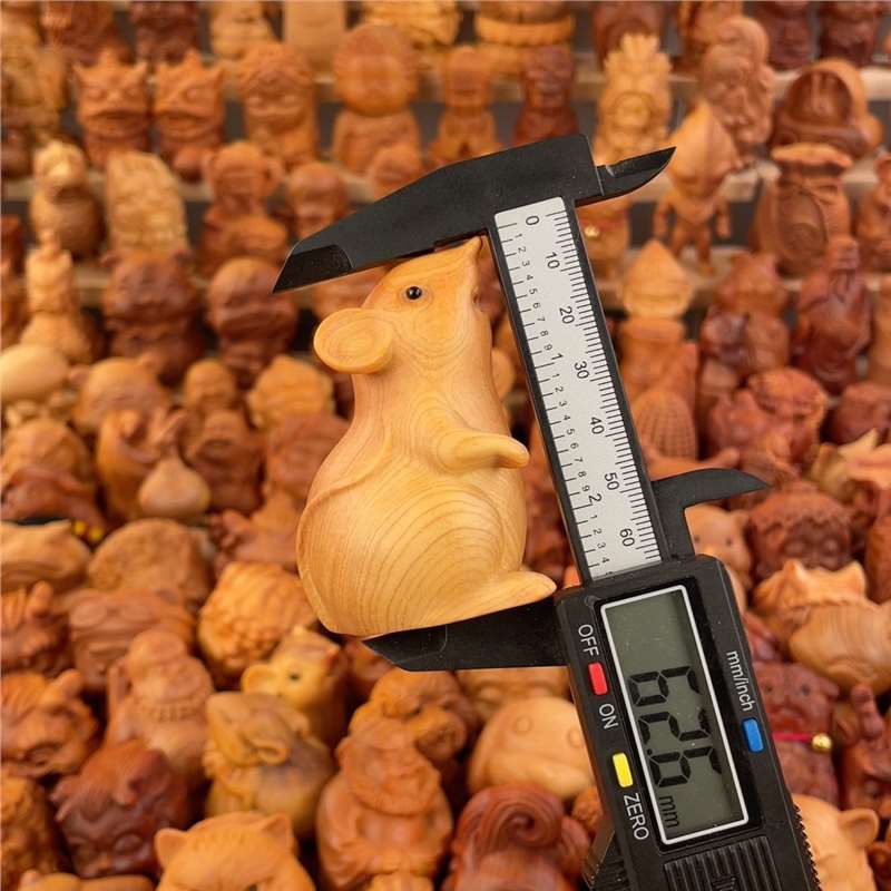 天然シダーウッド彫刻、ねずみを上に見上げるハンドピース、かわいい動物の干支ねずみ、ホームデスクトップ装飾小物|undefined