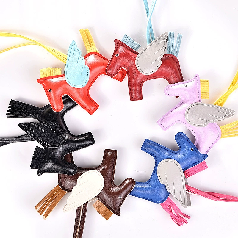 В наличии: подвеска-сумочка «Маленький Пегас», пони Ангел 413, из искусственной кожи, доступны различные цвета, оптом.