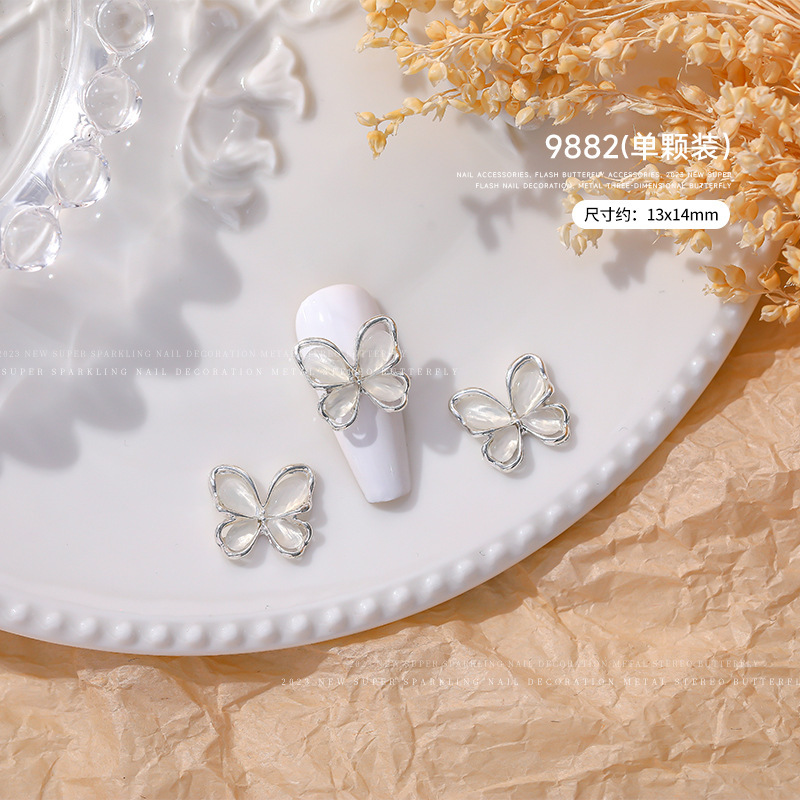 Una sola mariposa blanca plateada 13*14mm(9882)