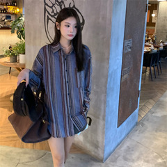 大きいサイズの婦人服の春の新型の縦縞のレトロなデザイン感のストライプの長袖のシャツの女性のデザイン感のゆったりした上着
