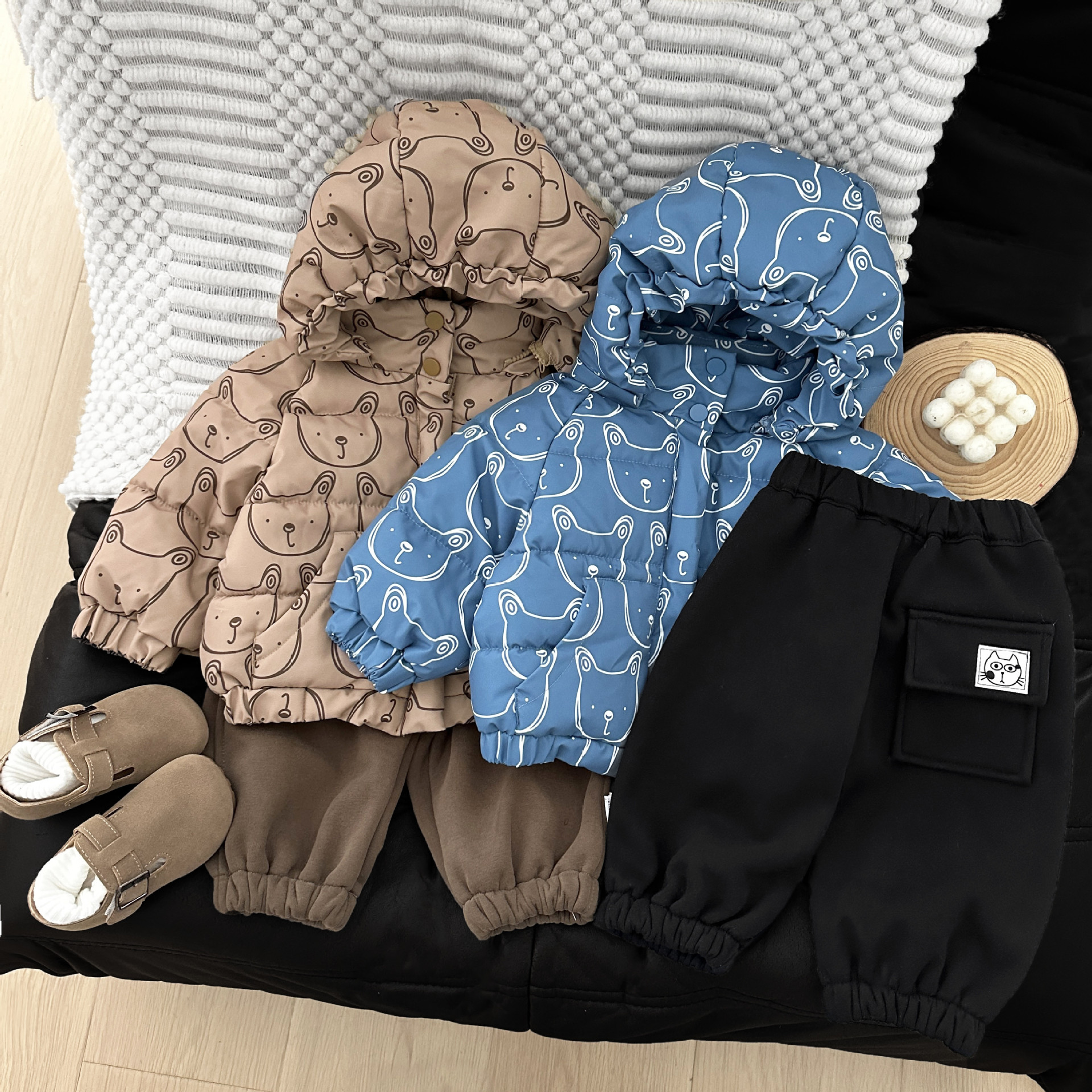 Super lindo bebé invierno ropa de algodón 2025 nuevo chico guapo lindo abrigo de algodón grueso chaqueta de algodón caliente bebé