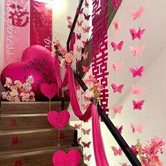 粉色楼梯扶手装饰结婚墙面婚房氛围感场景布置蝴蝶拉花感女方
