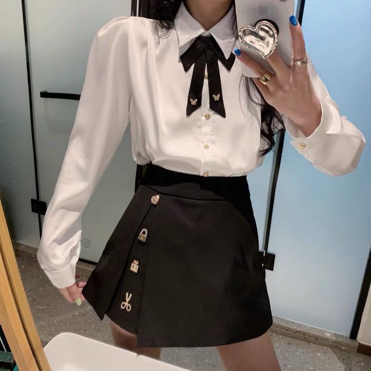 GraceChic Frühlingsoutfit: Zweiteiliges Set aus Bluse mit Schleife, Puffärmeln und hochtailliertem, schwarzem Rock mit Schlitz_voghion.com