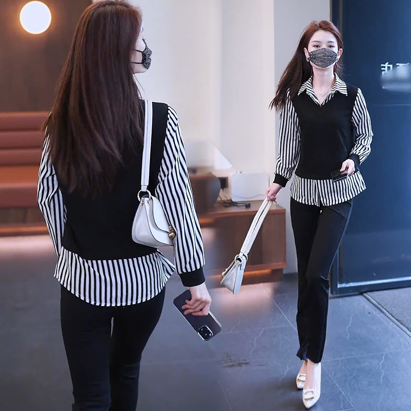 偽の2枚のシャツの婦人服は腹のストライプの上着の2024秋の服のシャツのデザイン感があります。|undefined