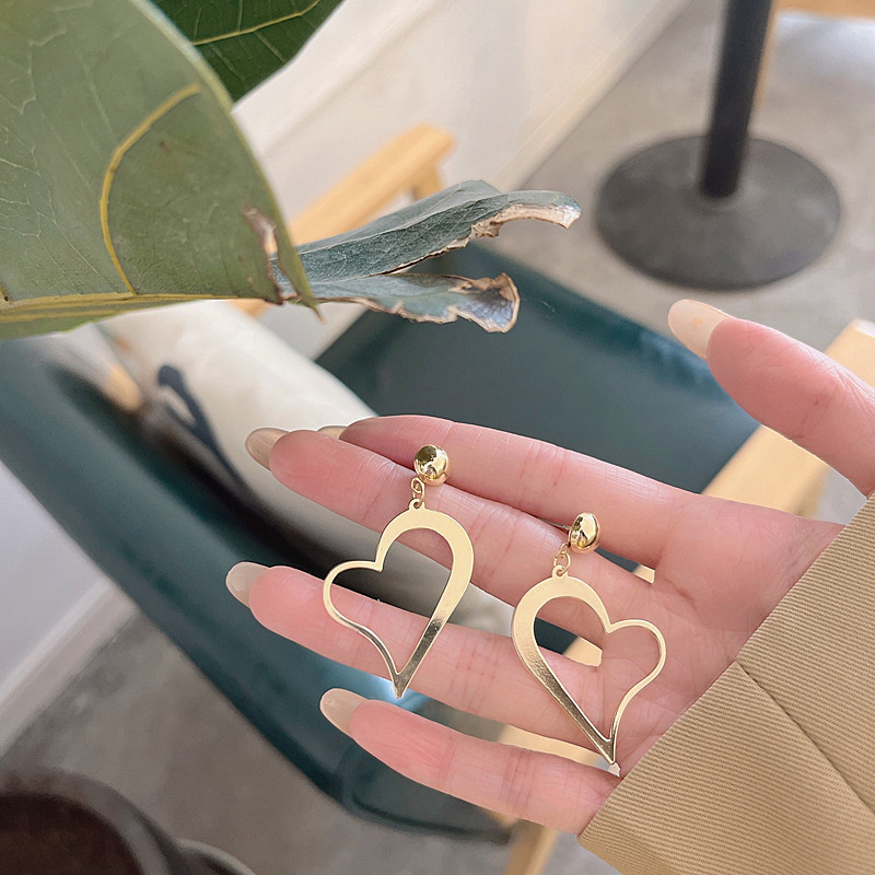 Japan and South Korea heart-shaped Earrings Light extravagance love Metal Gold-plated Earrings fashion temperament senior Earrings Earrings wholesale