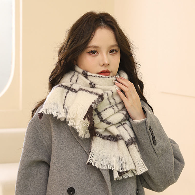 Écharpe pour fille hiver 2024 nouvelle écharpe à pompon polyvalente haut de gamme version coréenne, châle chaud et épais, beige tendance_voghion.com
