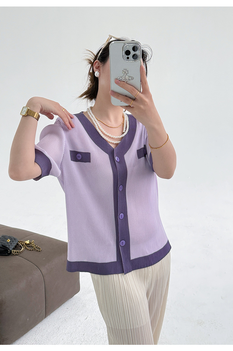 Áo phông ngắn tay cổ chữ V phong cách Chanel, thiết kế màu tương phản kiểu ngắn — Màu đen chi tiết 18