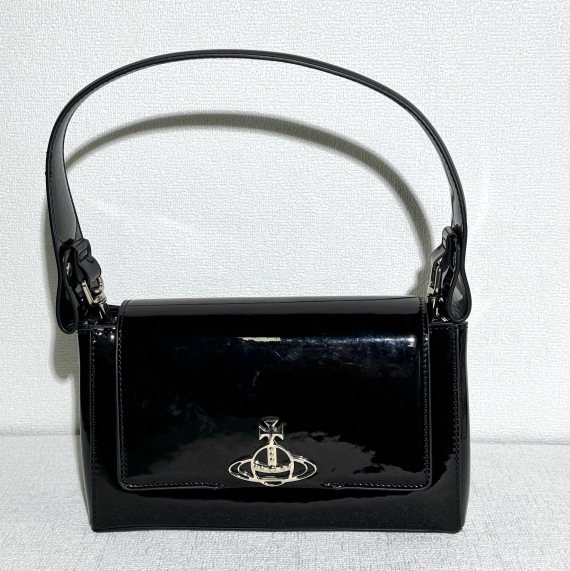 블랙 미디엄 래커 처리된 겨드랑이