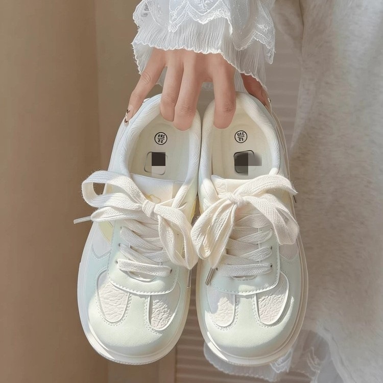 Zapatos blancos pequeños aumentan la altura de los zapatos de skate casuales de la mujer 2026 primavera y verano nuevos zapatos de skate de estudiantes pequeños
