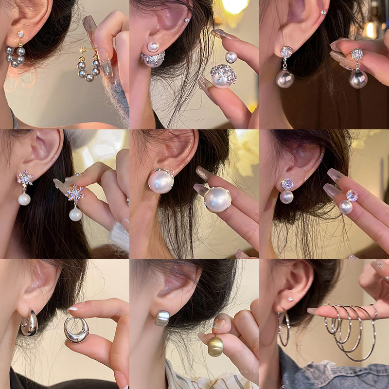 Pendientes de perlas de tendencia de moda de aguja de plata Pendientes pequeños y exquisitos de todo fósforo Pendientes de alta gama de lujo ligero al por mayor mujeres