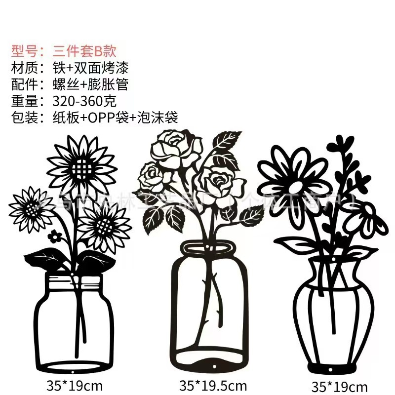 国境を越えた庭園の花、バラ、四つ葉の草、金属製の鉄工品の壁飾り、吊り下げ飾り、庭の地面に飾る置物|undefined