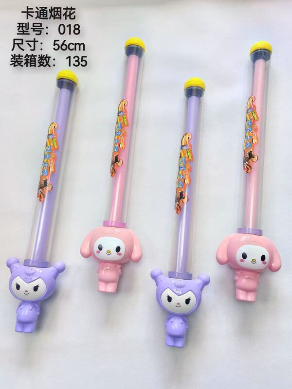 子供の屋外で水を打つのは神器の小さい水鉄砲の子供のおもちゃです。|undefined