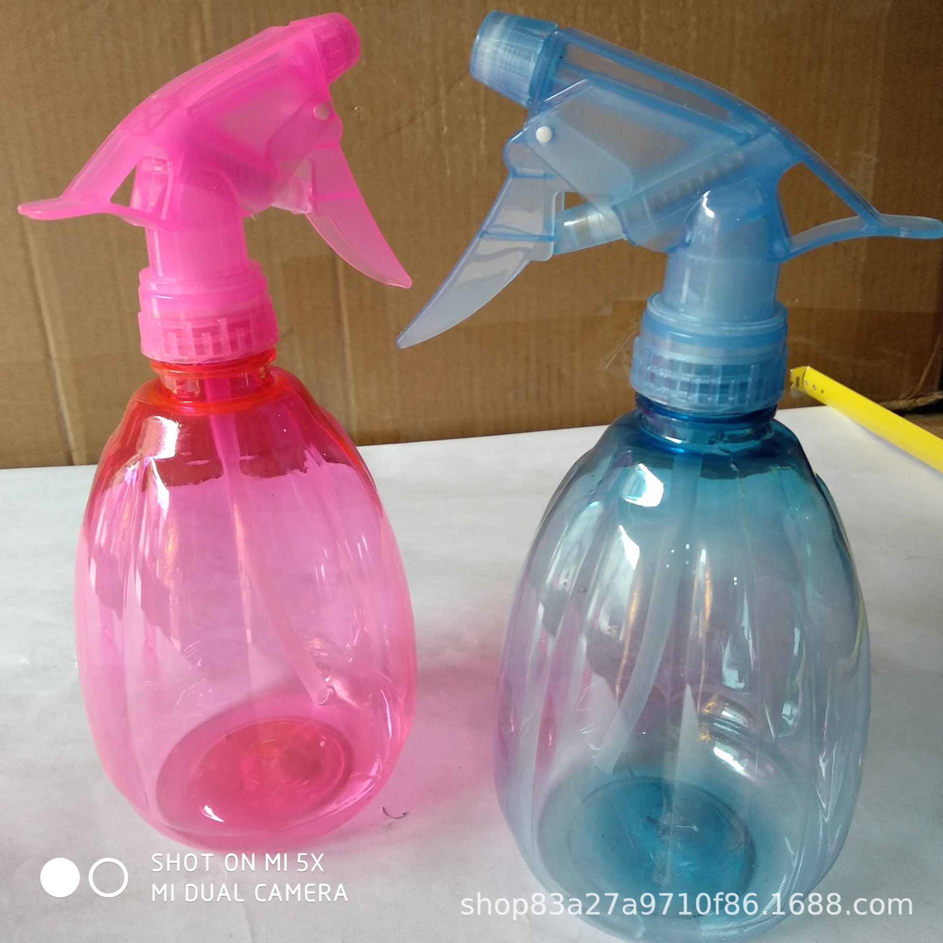 Dos yuanes de tiendas departamentales rociadores de agua de color caramelo tetera de agua rociador de flores pequeño tetera de pulverización de pepino tetera de pulverización de agua