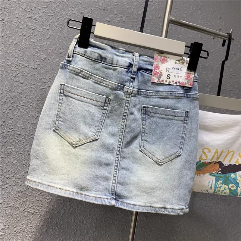 Botón delantero azul claro elástico denim corto apretado verano 2026 nuevo estilo sexy chica dulce y picante bolsas de viento