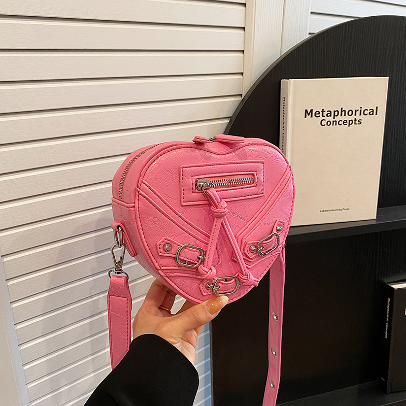 夏季網紅鉚釘辣妹風小包包女高級感愛心包2023新款小眾腋下包