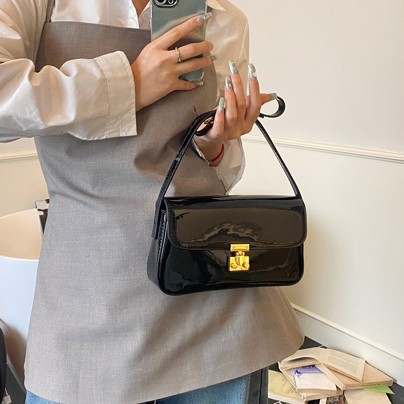 Bolsos pequeños de moda coreana 2025 verano nuevo bolso femenino de alta calidad textura bolso de hombro charol brillante bolso de mensajero marea