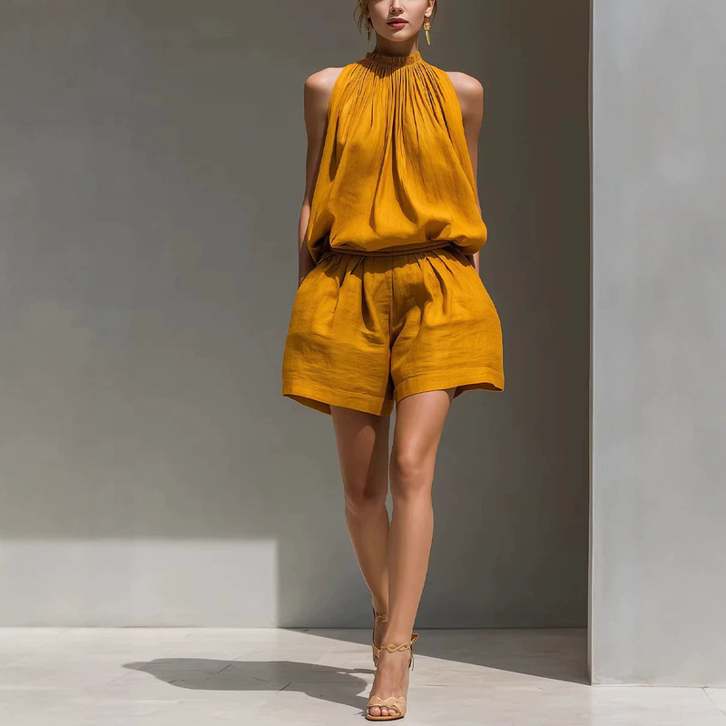 Pleated Sleeveless Halter Top + High-Waisted Wide-Leg Shorts Set, a Two-Piece Set for a Relaxed Summer Look Pleated Sleeveless Halter Top + High-Waisted Wide-Leg Shorts Set, a Two-Piece Set for a Relaxed Summer Look