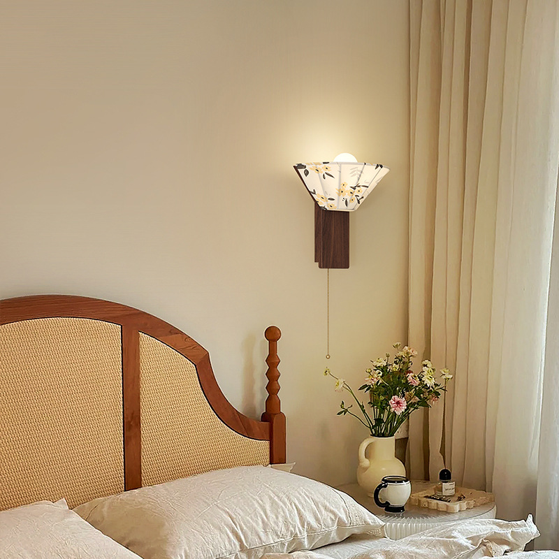 Estilo medio, dinastía Song, estética, lámpara de pared junto a la cama, grano de madera de nogal, sala de estar retro, dormitorio, iluminación de pared de fondo, 2025 nuevo