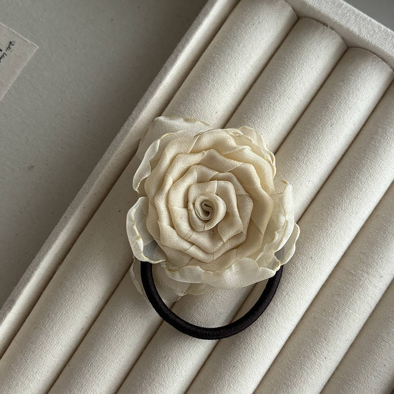 베이지색 꽃머리끈