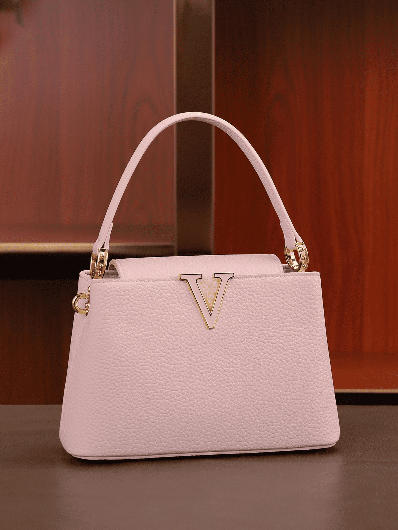 Nuevo poho2025 simple decoración en forma de V portátil estilo extranjero hombro de moda balde de moda bolsa de mujer