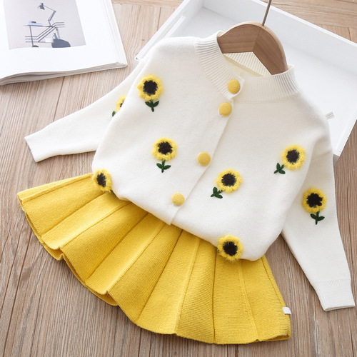 Stylish and Cute Girls' Set Spring 2024 Newborn Baby Knit Sweater and Pleated Skirt Two-Piece Set