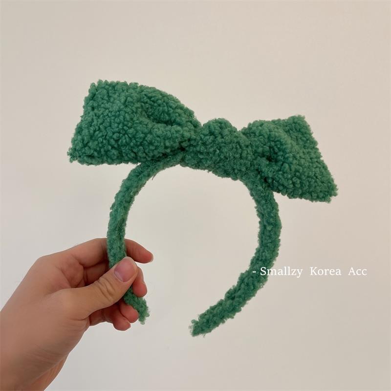 Cordero verde esmeralda con pelo y orejas grandes