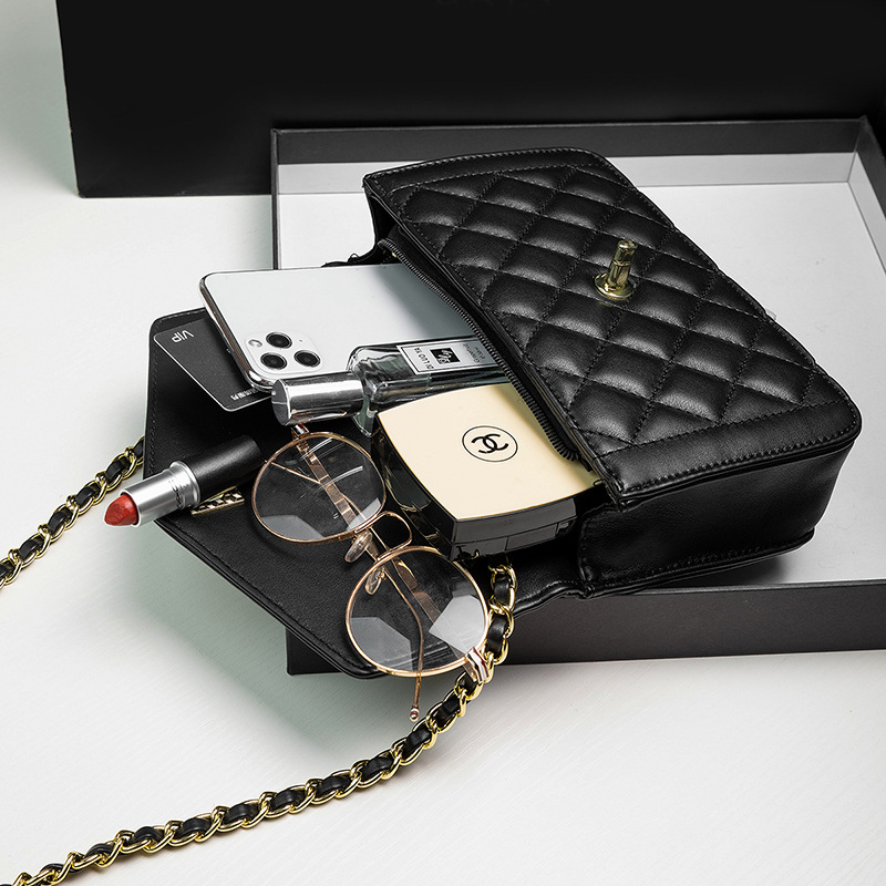 Bolso de Hombro de Cadena de Cuero Genuino Nuevo Otoño 2024, Estilo Versátil de Celebridad de Internet, Inspirado en Chanel, con Cuentas Doradas Acolchadas, Bolso de Mujer
