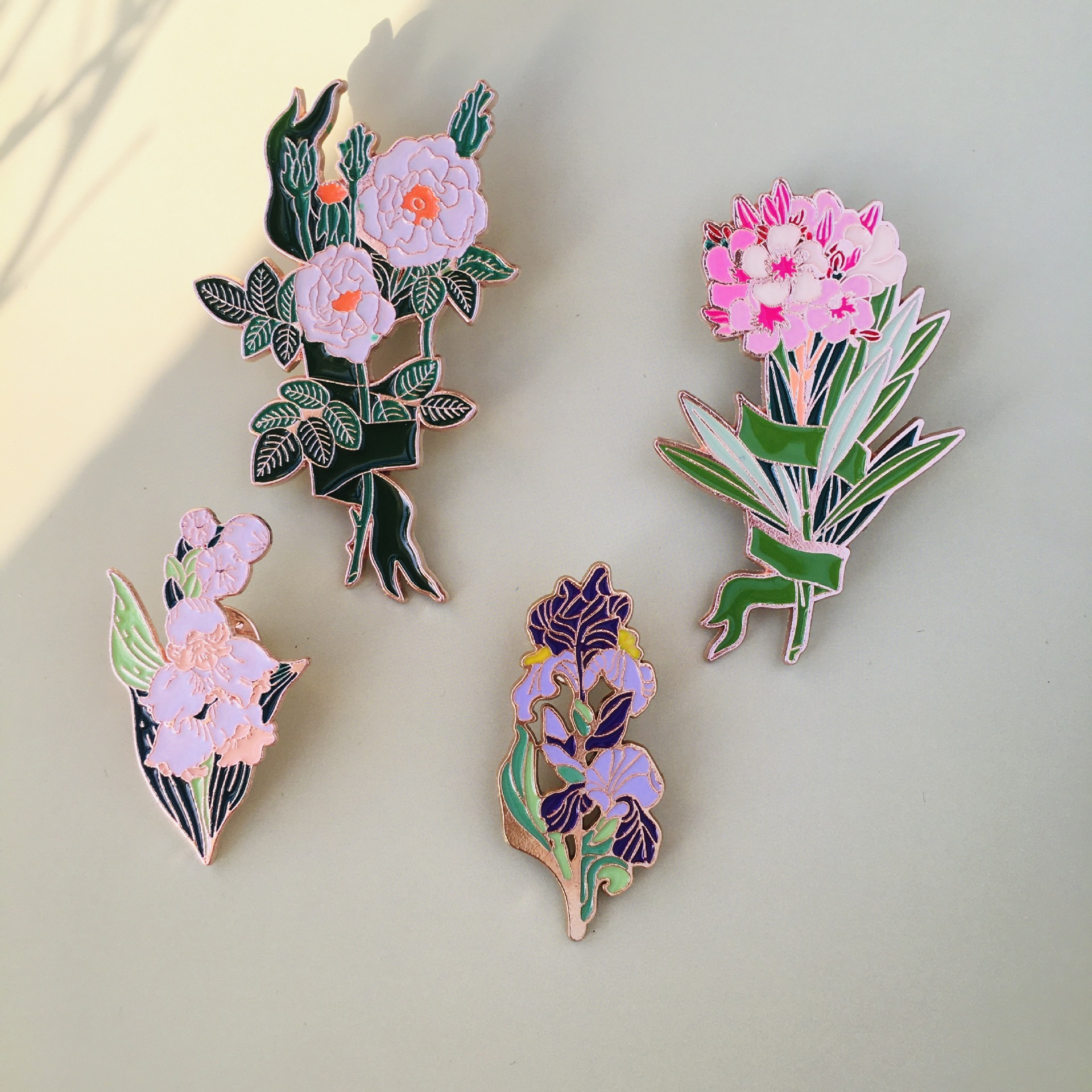 Enamel iris brooch corsage plant flower women's exquisite high-grade light luxury suit badge Van Gogh badge pin