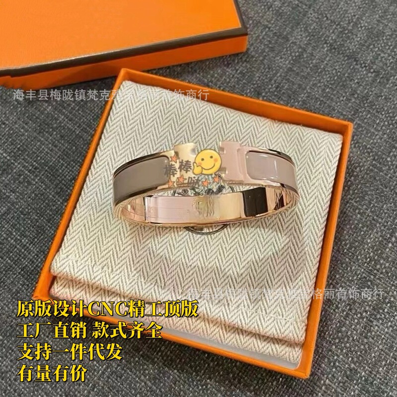 High Version V Gold Thickness 18K Rose Gold Letter Buckle Bracelet Black Warrior Bracelet New Hand Jewelry Factory Direct Sale