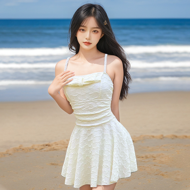 2025 nuevo traje de baño blanco de una pieza para mujer, tirantes conservadores, ángulo plano, delgado, cubriendo el vientre, traje de baño japonés lindo de pecho pequeño, mujer