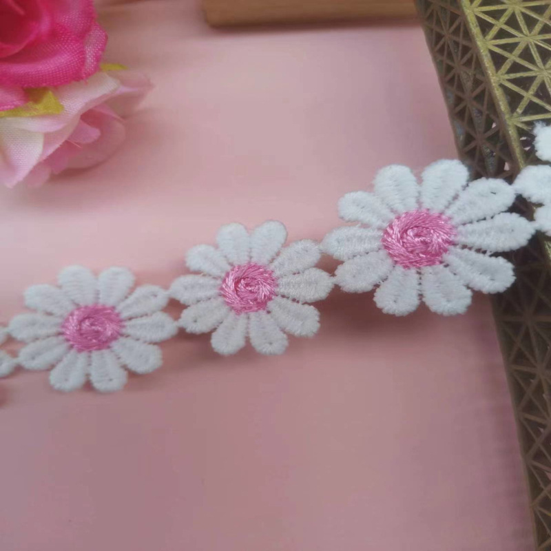Fabricante de suministro directo de 2.5CM pequeña margarita agua bordada encaje de seda de leche de color encaje accesorios de ropa
